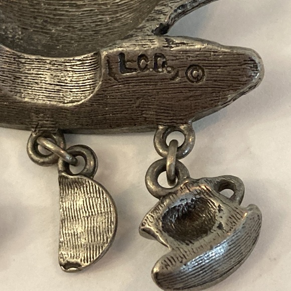 🚨last call🚨 Vintage pewter Tea Time Brooch with dangle charms signed LCD - Picture 4 of 6